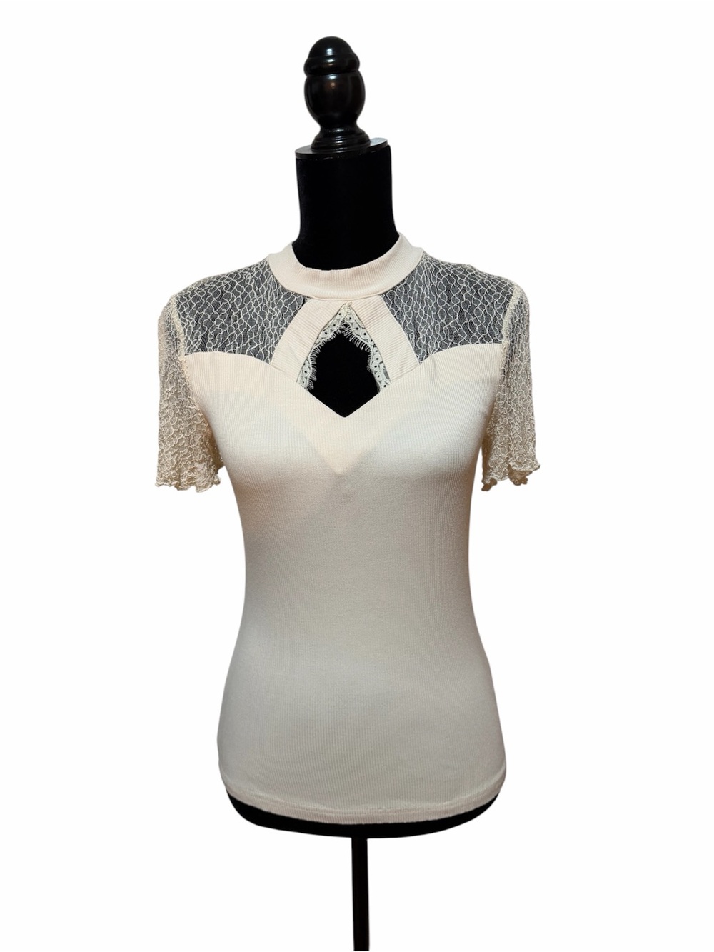 Red by BKE Vintage-Inspired Ivory Lace & Knit Short Sleeve Top Size S